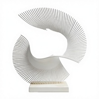 Sculpture personnalisée en acier inoxydable 304 de grande taille, finition blanc mat, design en spirale torsadée pour logo de paysage urbain moderne