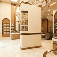 Agencement de magasin de bijoux et montres de luxe : personnalisation complète de la pièce, vitrine en verre, présentoir à bijoux, décoration de magasin