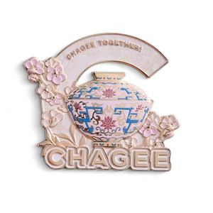 Imán de nevera de metal con impresión UV de tetera de flores rosas exquisitas de marca de diseñador, recuerdo lindo - Product Image 1