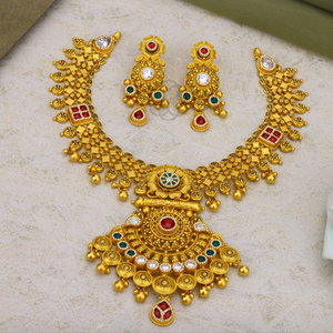 Elegante conjunto de collar de oro herenciale con piedras de colores de elaboración artesanal y pendientes a juego para bodas - Product Image 1