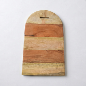 Tabla de cortar de madera de acacia multicolor con rayas y asa arqueada para uso en la cocina - Product Image 1