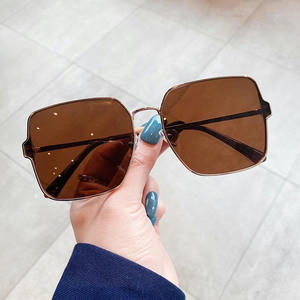 Gafas de sol retro con montura cuadrada de metal para mujer, color dorado, protección UV400, estilo urbano de gran tamaño y a la moda. - Product Image 3