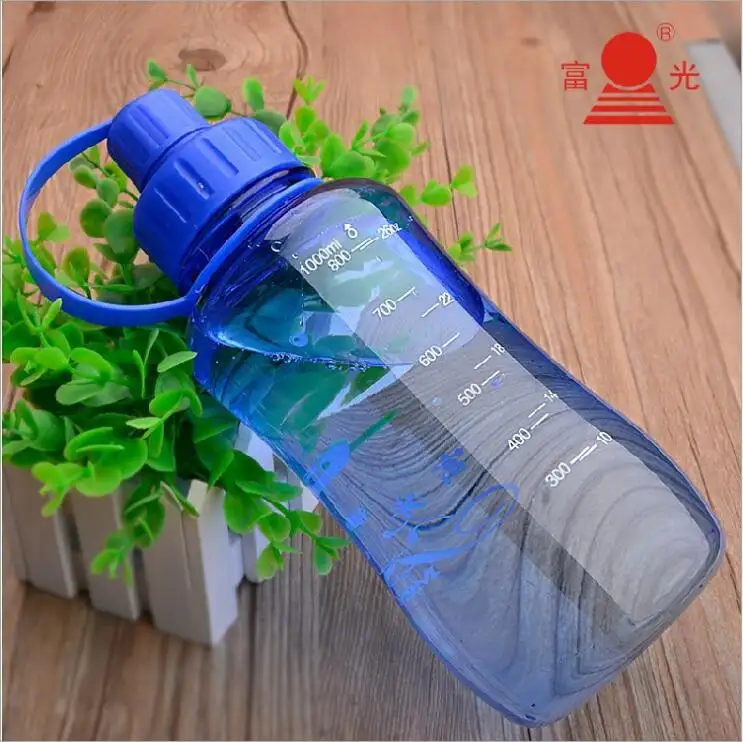 Nouveau design promotionnel en gros sport gourde en forme personnalisé clair sans bpa en plastique infuseur bouteilles d'eau avec filtre logo personnalisé
