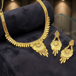 Venta al por mayor formando collares cortos rellenos de oro de 14K 18K 24K, collares de moda chapados en oro de latón, conjunto de joyas de diseño tradicional. - Product Image 1