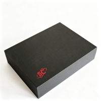 Boîte d'emballage cadeau pliable en carton noir de luxe avec logo personnalisé, imperméable, gaufrage, laminage mat, fermeture magnétique pour vêtements