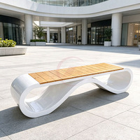 Bancs de patio extérieurs en fibre de verre avec assise en lattes de bois, mobilier urbain personnalisé, approvisionnement en gros pour projets de aménagement paysager de centres commerciaux, parcs et cours