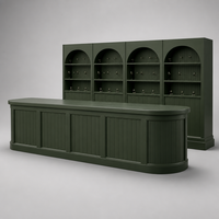 Comptoir de bar de luxe vert foncé pour mariage, avec panneau rainuré vert forêt et support arqué pour événements et locations de lieux