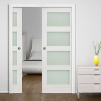 Système de porte coulissante encastrée en bois massif avec verre dépoli et surface finie pour l'intérieur des chambres d'appartement