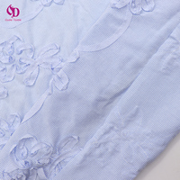 Tissu brodé floral 3D en coton 100% à fines rayures bleu clair, idéal pour robes et chemisiers printemps-été – Nouvelle collection très prisée