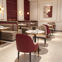 Ensemble de sièges d'angle en forme de U en cuir PU avec garniture dorée de luxe, table et chaises commerciales personnalisées pour projet de bistrot ou d'hôtel