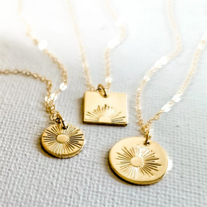 Collar con Disco de Rayos de Sol en Oro de 18k, Colgante Cuadrado con Símbolo de Amanecer y Atardecer, Joyería de Acero Inoxidable con Haz Solar - Product Image 1