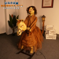 Maison hantée Chambre secrète Bar Halloween Debout Électrique Mécanique Prop Animé Rougeoyant Décoration Props Balançant Cheval Fille