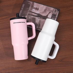 แก้วกาแฟแบบพกพา 720 มล. สแตนเลสสตีลสุญญากาศ พร้อมหูหิ้ว ฝาปิดพร้อมหลอด สำหรับใส่ในที่วางแก้วในรถ - Product Image 1