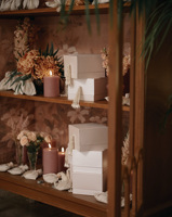 Boîte à parfums blanche mate en papier gaufré, emballage de luxe pour soins de la peau, boîte cadeau pour huiles essentielles pour bébé avec pompon perlé fait main