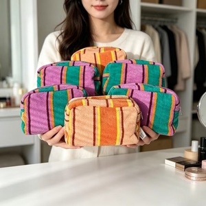 Venta caliente Terry Cloth Durable Bolsa portátil con cremallera Logotipo personalizado Patrón de letras Bolsa de maquillaje para cosméticos diarios Bolsa de almacenamiento - Product Image 6