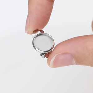 Vente en gros de clips d'<span class=keywords><strong>oreille</strong></span> en forme de grenouille en acier inoxydable sans douleur et sans piercing - Product Image 3