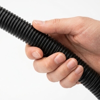 Conduit en plastique noir ondulé pour câbles