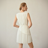 Robe mini moulante plissée unie blanche sans manches pour femme, élégante, asymétrique, avec peplum à la taille, pour cocktail et soirée