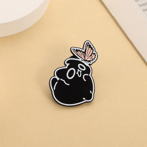 Badges amusants à thème sombre, boule <span class=keywords><strong>de</strong></span> <span class=keywords><strong>charbon</strong></span> noir, décoration papillon rose, épingles <span class=keywords><strong>de</strong></span> dessin animé personnalisées, broches pour vêtements et sacs à dos - Product Image 4