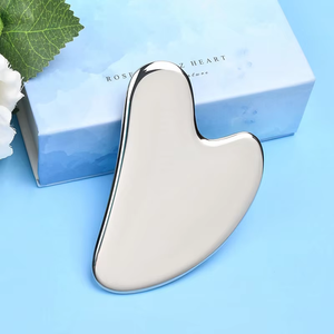 Massaggiatore Facciale a Forma di Cuore in Acciaio Inox 304 Oro e Nero di Qualità, Strumento per Massaggio Facciale in Metallo con Logo Personalizzato - Product Image 2