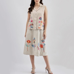 Ensemble deux pièces décontracté en lin brodé pour femme, motif floral, idéal pour les vacances, vente en gros sur mesure - Product Image 1