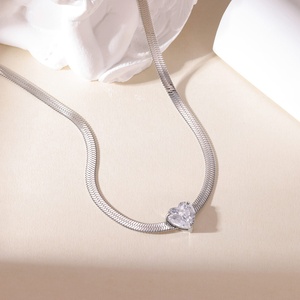 Collar de Cadena con Eslabones de Zirconia en Forma de Corazón, de Acero Inoxidable con Baño PVD de 18K, Moderno, Minimalista y a la Moda, para Aniversario, Unisex - Product Image 2