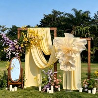 Fleur géante en organza sur mesure de luxe pour la décoration de mariage et les vitrines.