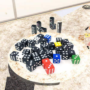 Dados de Acrílico Transparente de 16 mm, Teñidos a Mano con Efecto Arcoíris, Bordes Redondeados, Cuadrados, Duraderos y Numerados para Juegos de Mesa - Product Image 1