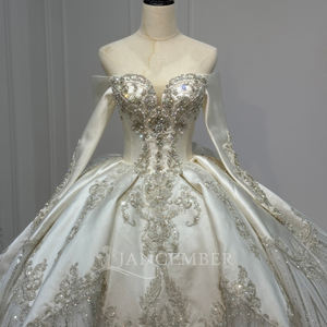 Robe de mariée moderne Xs264 style robe de bal, ornée de strass, de perles et de paillettes, décolleté cœur, dos nu, traîne chapelle, longueur ras du sol - Product Image 3