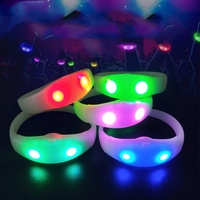 Bracelet LED personnalisé avec logo, télécommandé, en silicone ABS, pour événements, fêtes, concerts