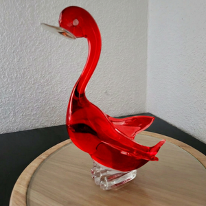Figura de cisne de vidrio rojo soplado a mano, artesanía decorativa con temática animal, hecha de vidrio soplado, pieza de arte hecha a mano - Product Image 1