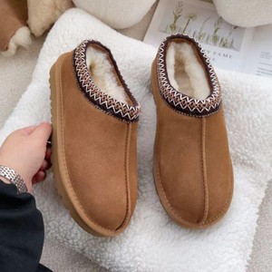 Pantuflas de piel de oveja para hombre, calzado de una pieza para el invierno, botas de algodón a prueba de nieve con ribete de encaje de estilo étnico. - Product Image 4