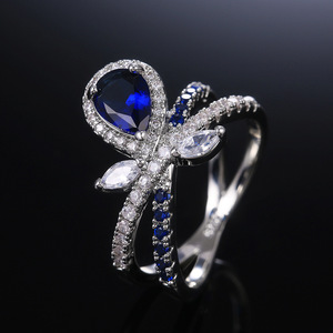 Anello da Cocktail F473 con Fiore, Anello da Donna con Zirconia Cubica Creata in Laboratorio a Pave, Anello di Fidanzamento alla Moda con Pietra a Goccia - Product Image 4