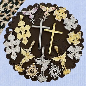 CZ9245 Nouveau Crucifix en or 18 carats pavé de diamants CZ à trois voies avec médailles de Saint Benoît et médailles - Product Image 1