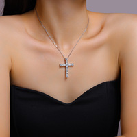 Collier Pendentif Croix en Argent Sterling S925 avec Moissanite Ronde et Baguette Mixte, Bijou de Foi Religieuse, Idéal Cadeau