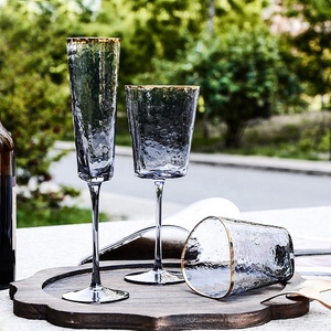 <span class=keywords><strong>Gobelet</strong></span> en verre style Triangle, 1 pièce, marteau de verre à vin <span class=keywords><strong>rose</strong></span> clair avec bord en or, vente en gros - Product Image 1
