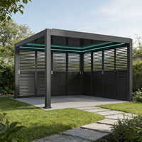 Pergola électrique extérieure de style moderne 2026 avec télécommande, étanche, volets latéraux en aluminium thermolaqué, écran pare-soleil