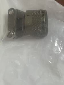 Conector Circular M85049/52-1-10W con Adaptador de Alivio de Tensión, Abrazadera de Cable Metálica Moleteada, Accesorio de Conexión - Product Image 3