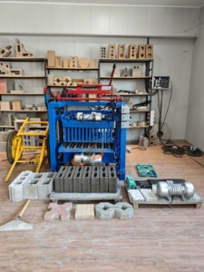 Máquina <span class=keywords><strong>Bloquera</strong></span> de Hormigón QTJ4-35 (Máquina <span class=keywords><strong>para</strong></span> Bordillos y Pavimentos) con Molde <span class=keywords><strong>para</strong></span> Bloques Entrabados - Product Image 3