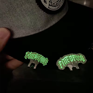 Светящийся значок-клипса для кепки с эффектом мерцания, светящийся в темноте, флуоресцентный, эмалированный - Product Image 1