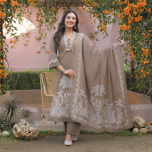 Ensemble tailleur droit beige brodé en coton pour femme, longueur genou, avec dupatta, style traditionnel, coupe régulière, séchage rapide, toutes occasions, décontracté - Product Image 1