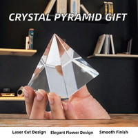 Großhandel Günstige Klare Kristallglas-Pyramide Briefbeschwerer Spirituell Individuell 3D Laser-Graviertes Blumenmuster Poliert