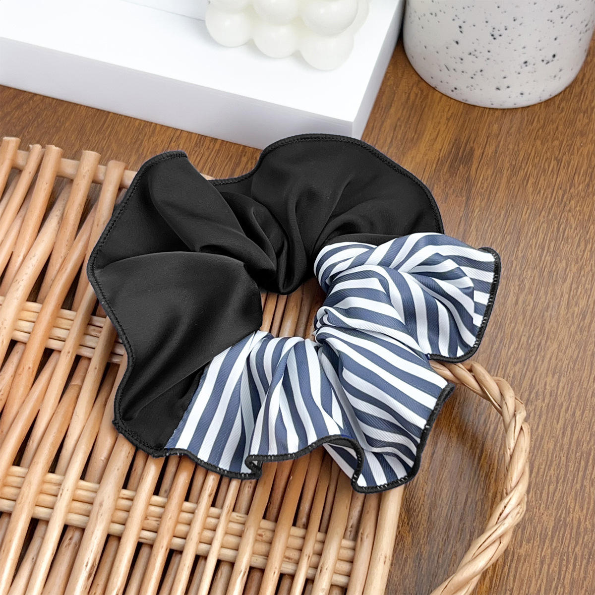 Bloc de couleur rayé noir