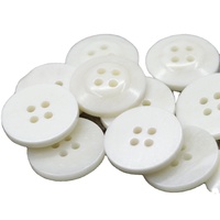 Kancing Tulang Alami Putih Berkualitas Tinggi 18mm, Bagian Depan Rata, Bagian Belakang Cembung, Alas Bulat dengan 4 Lubang, Pola Terukir, untuk Pakaian Bermerek