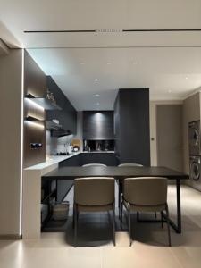 ตู้ครัวสมาร์ทไม้เนื้อแข็งอเนกประสงค์ดีไซน์ทันสมัย - Product Image 2