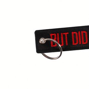 Porte-clés brodé personnalisé et élégant avec base noire et texte rouge - mais AVEC QUELLE MORT TU SOUS SOUVIENS ? - Option cadeau personnalisée - Product Image 2