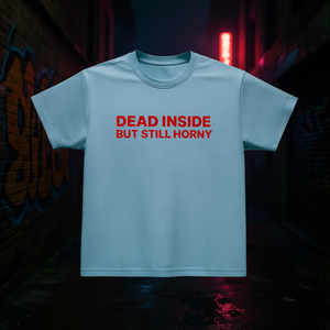 Camiseta Dead Inside But Still Horny, camiseta azul claro divertida e irónica, ropa de meme Gen Z - Product Image 3