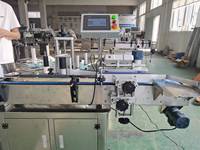 Machine d'étiquetage automatique de bouteilles avec imprimante à transfert thermique pour l'impression d'étiquettes de date, de numéro de lot et de code-barres