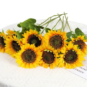 Fabrication de têtes de tournesol jaunes en soie artificielle, tissu Floral pour décoration de maison, mariage, jardin, décoration de mariée tenant des fleurs