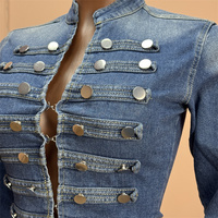 Ensemble deux pièces en jean pour femme : veste courte à manches longues avec boutons décoratifs et short en jean taille basse coupe ajustée